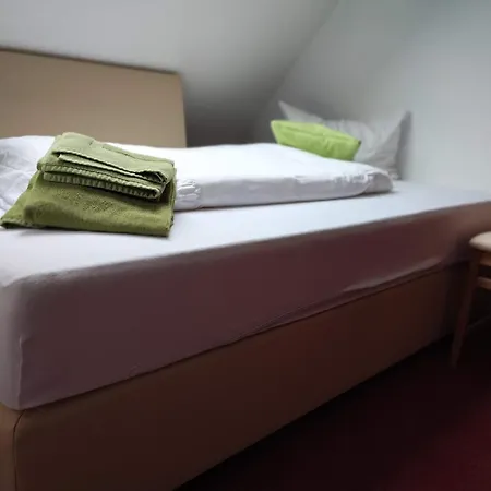 In Guest - Single With Shared Bathroom And Kitchen בית הארחה