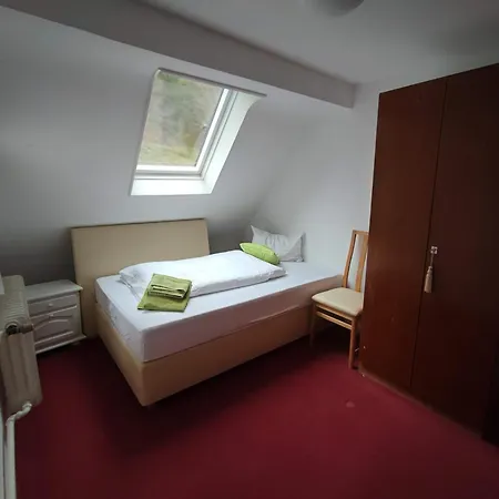 Guest house In Guest - Single With Shared Bathroom And Kitchen *
