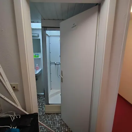 In Guest - Single With Shared Bathroom And Kitchen