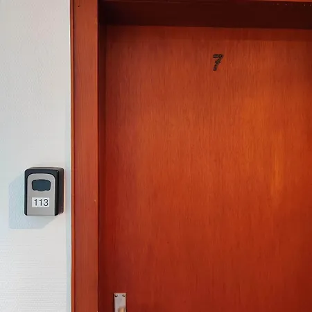 In Guest - Single With Shared Bathroom And Kitchen *