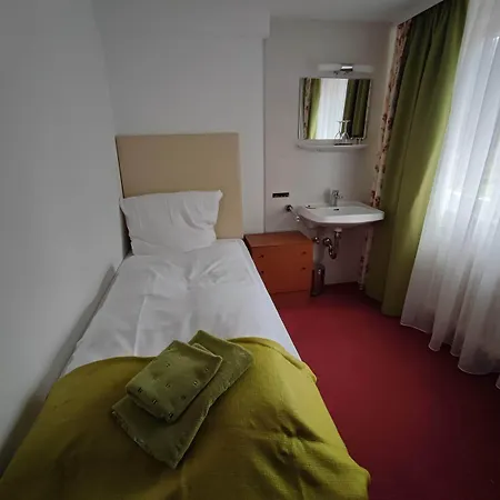 In Guest - Single With Shared Bathroom And Kitchen Forbach