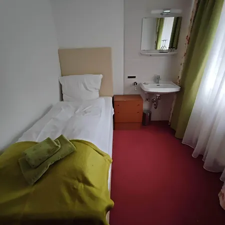 In Guest - Single With Shared Bathroom And Kitchen