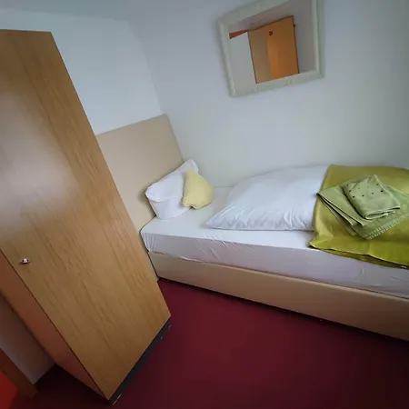 In Guest - Single With Shared Bathroom And Kitchen * Forbach