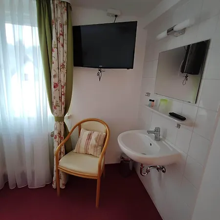 In Guest - Single With Shared Bathroom And Kitchen Forbach
